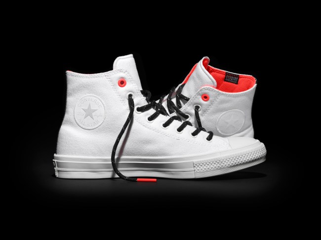 FH16_AS_ChuckII_ShieldCanvas_White_LateralPair_153534